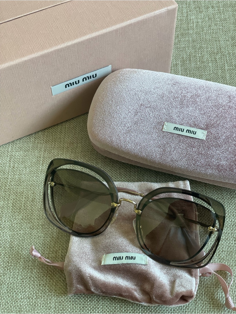 Miu Miu Oversized Smokey Gradient Sunglasses with Pink Velvet Case & Pouch NWOT